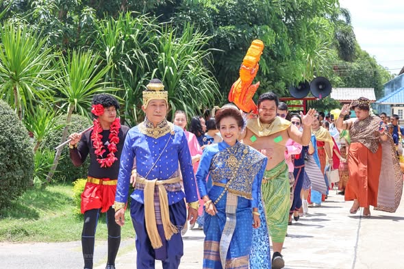 คณะผู้บริหาร ครู บุคลากร และนักเรียน ดำเนินกิจกรรมวันสุนทรภู่และวันภาษาไทยแห่งชาติ ”วิจิตรศิลป์ วัฒนธรรม เลิศล้ำภาษาไทย ลำลึกคุณ ท่านสุนทรภู่”