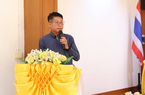 คณะผู้บริหาร ครู และนักเรียน ถวายการต้อนรับพระอธิการณรงค์ศักดิ์ ฐิตสีโล วัดพระธาตุภูเพ็ก และศิษยานุศิษย์ มอบทุนการศึกษา จำนวน ๑๒ ทุน